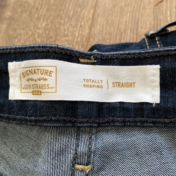 Levis straight jeans. NWOT. Signature straight, shaping. Size 27. Length 30 - Picture 2 of 6